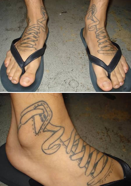 Người đàn ông xăm hình đôi giày Nike yêu thích lên bàn chân