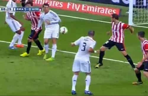 Cùi chỏ Ronaldo, bàn tay Messi: Đừng trách Siêu nhân! - 1