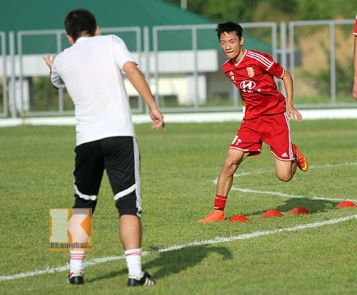Thần đồng U19 Trung Quốc gây ấn tượng trên sân tập - 1
