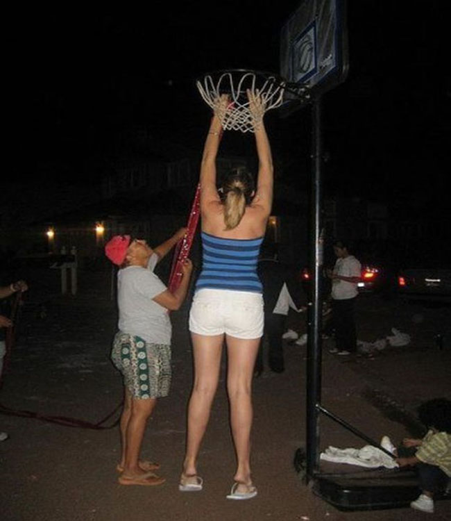 Cảm động cô gái giúp người đàn ông sửa lưới bóng rổ
