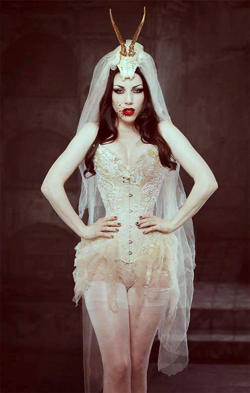 "Nữ ma cà rồng" có đường cong cơ thể khó tin - 6