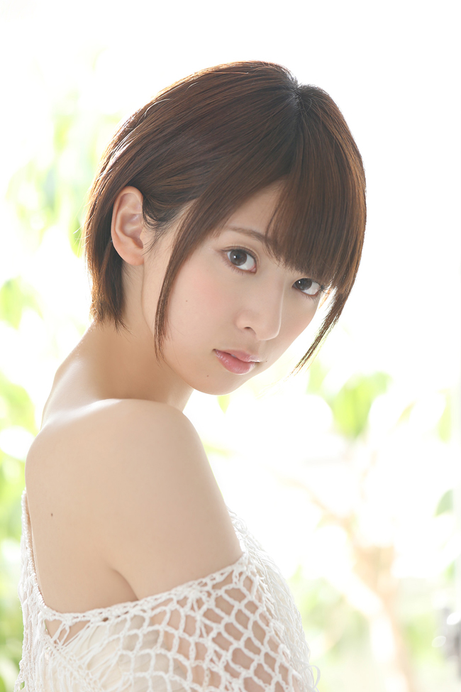 Rina Kawaei là thành viên của nhóm nhạc thần tượng tuổi teen AKB48 nổi tiếng nhất nước Nhật. 
