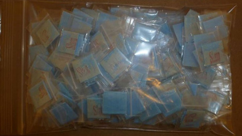 Mỹ: Bé 4 tuổi đưa 250 túi heroin đến lớp phát cho bạn - 1