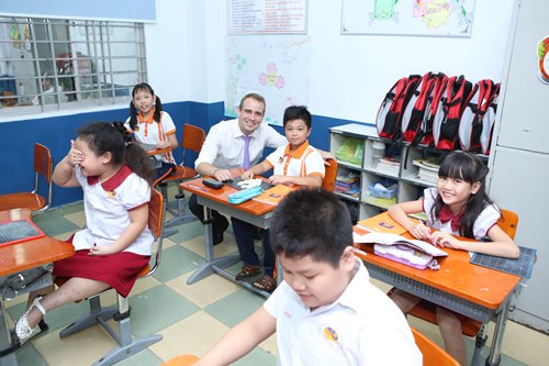 Một ngày ở trường của cô bé 8 tuổi đạt kỷ lục Youtube - 2