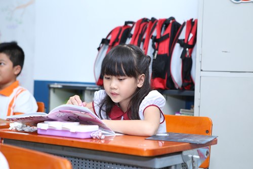 Một ngày ở trường của cô bé 8 tuổi đạt kỷ lục Youtube - 3