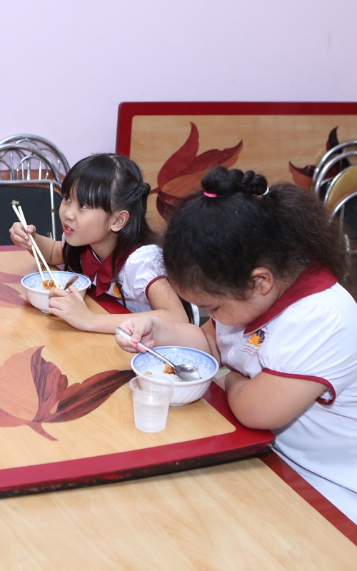 Một ngày ở trường của cô bé 8 tuổi đạt kỷ lục Youtube - 15