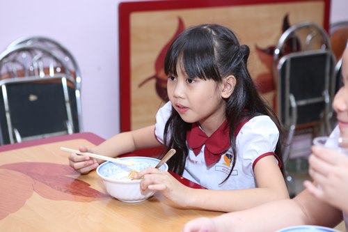 Một ngày ở trường của cô bé 8 tuổi đạt kỷ lục Youtube - 14