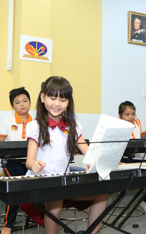 Một ngày ở trường của cô bé 8 tuổi đạt kỷ lục Youtube - 6