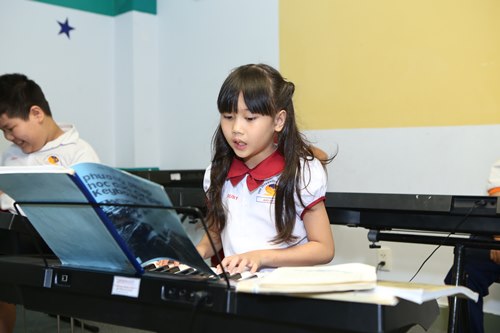 Một ngày ở trường của cô bé 8 tuổi đạt kỷ lục Youtube - 7