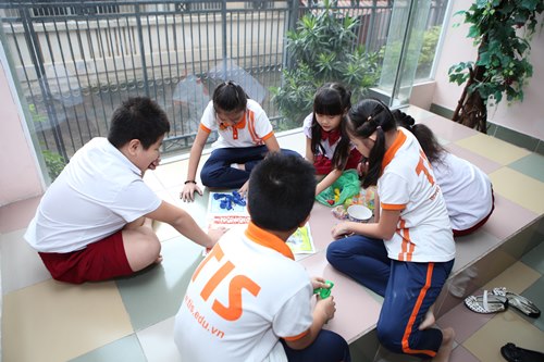 Một ngày ở trường của cô bé 8 tuổi đạt kỷ lục Youtube - 12