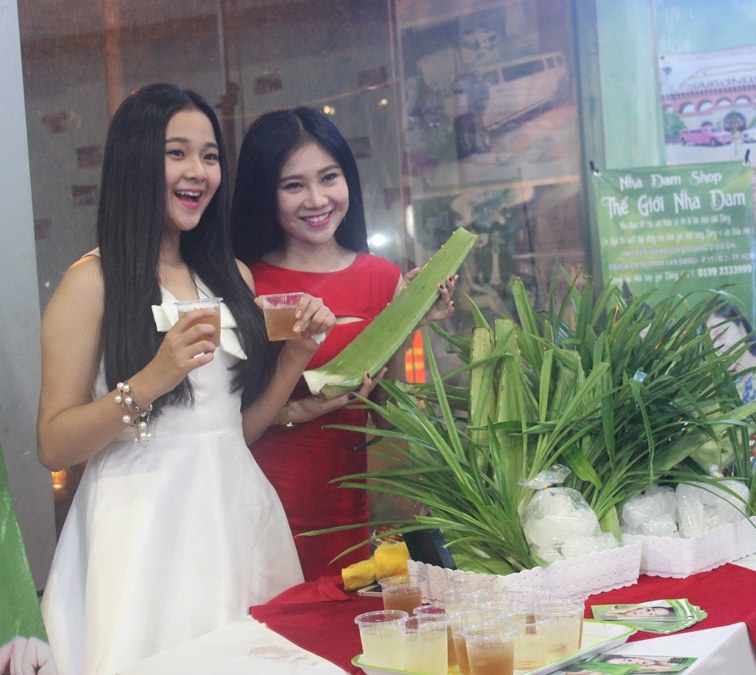 Tam Triều Dâng cùng chị gái xinh tươi đi sự kiện - 4
