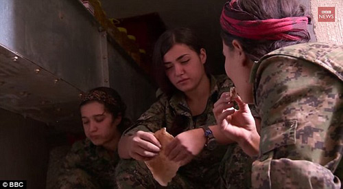 Nữ chiến binh xinh đẹp tự sát để khỏi rơi vào tay IS - 1