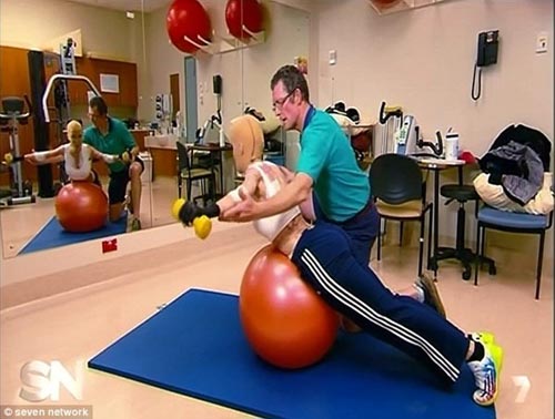 Cô gái xinh đẹp ngỡ ngàng sau khi bị thiêu sống vì ghen tuông - 2