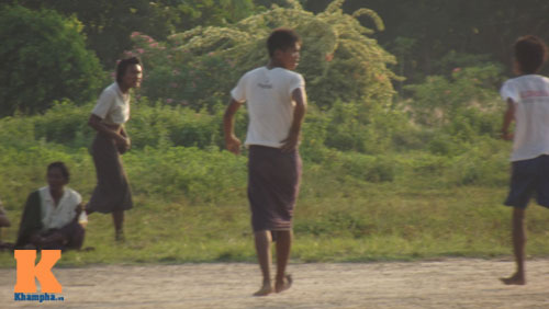 Thanh niên Myanmar mặc váy đá bóng cạnh...đàn trâu - 1