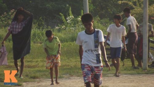 Thanh niên Myanmar mặc váy đá bóng cạnh...đàn trâu - 2