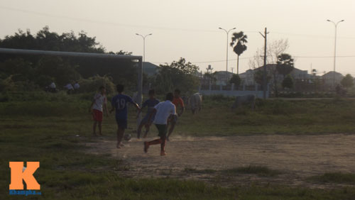 Thanh niên Myanmar mặc váy đá bóng cạnh...đàn trâu - 7