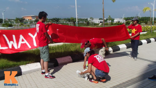 Fan Việt bất chấp đường xa nắng nóng "tiếp lửa" U19 - 1