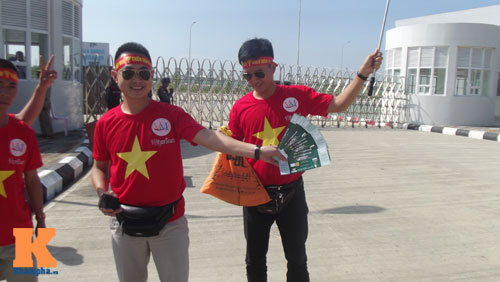 Fan Việt bất chấp đường xa nắng nóng "tiếp lửa" U19 - 7