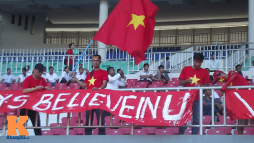 Fan Việt bất chấp đường xa nắng nóng "tiếp lửa" U19 - 8
