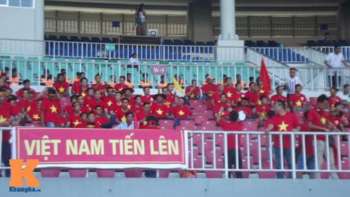 Fan Việt bất chấp đường xa nắng nóng "tiếp lửa" U19 - 9