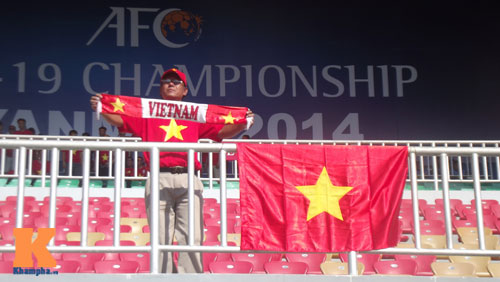 Fan Việt bất chấp đường xa nắng nóng "tiếp lửa" U19 - 11