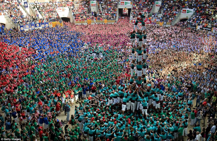 Đội&nbsp;"Castellers de Vilafranca" với hơn 400 thành viên, đây là một trong 32&nbsp;đội tham gia lễ hội dựng tháp người diễn ra tại&nbsp;Tarragona.
