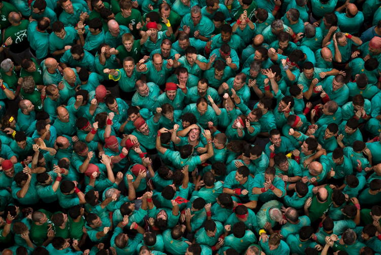 Cũng giống như&nbsp;những vũ công,&nbsp;người tham gia dựng tháp (hay còn gọi là Castellers) cần khéo léo, dẻo dai và đặc biệt phải có tinh thần đoàn kết giữa các thành viên trong đội.&nbsp;
