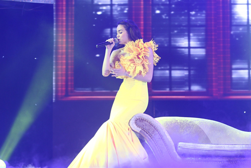 Hà Hồ bóng nhẫy mồ hôi vì "chiều" fan - 4