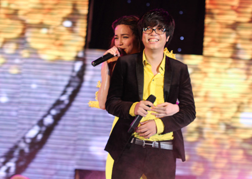 Hà Hồ bóng nhẫy mồ hôi vì "chiều" fan - 3