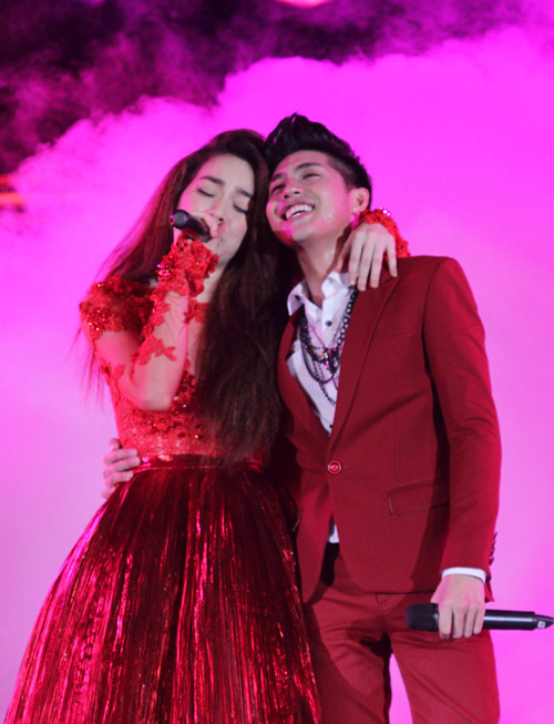 Hà Hồ bóng nhẫy mồ hôi vì "chiều" fan - 2