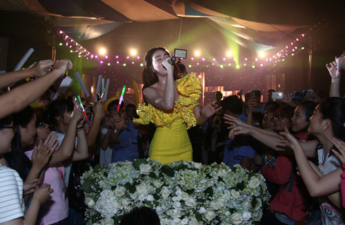 Hà Hồ bóng nhẫy mồ hôi vì "chiều" fan - 5