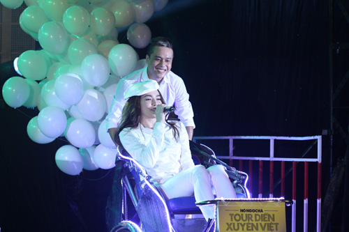 Hà Hồ bóng nhẫy mồ hôi vì "chiều" fan - 7