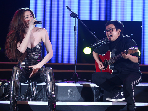 Hà Hồ bóng nhẫy mồ hôi vì "chiều" fan - 4