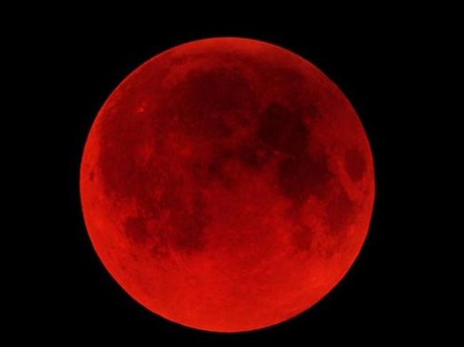 Đêm 8/10/2014, hiện tượng trăng máu xuất hiện đã làm “náo loạn” những bạn trẻ yêu thích thiên văn trên thế giới.






