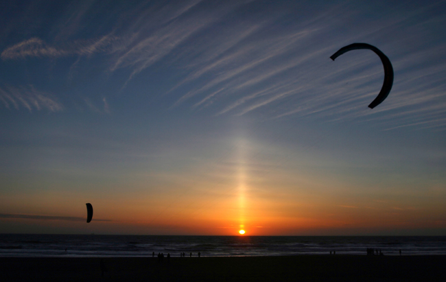 Cột mặt trời (Sun Pillars) là trục của ánh sáng kéo dài của mặt trời hoặc các ánh ánh sáng khác gần đường chân trời trải dài trở lên trên hoặc ngược lại.


