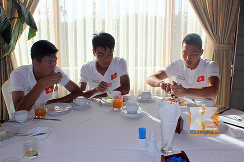 AFC bất ngờ khi U19 VN có đến 5 đầu bếp riêng - 3