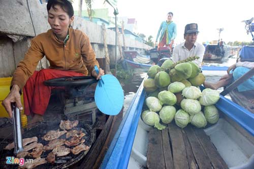 Dịch vụ quà vặt 15.000 đồng ở chợ nổi miền Tây - 9