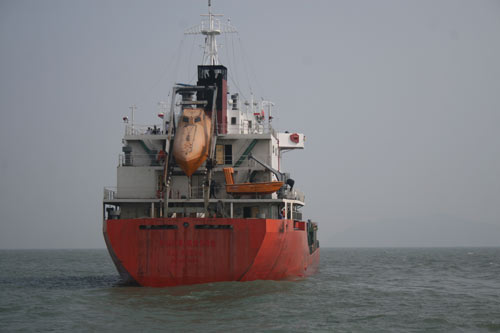 Dấu vết của cướp biển trên tàu Sunrise 689 - 1