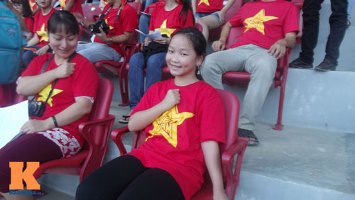 Fan nữ 10 tuổi hò hét lạc giọng cổ vũ U19 Việt Nam - 2