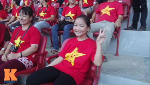 Fan nữ 10 tuổi hò hét lạc giọng cổ vũ U19 Việt Nam - 3