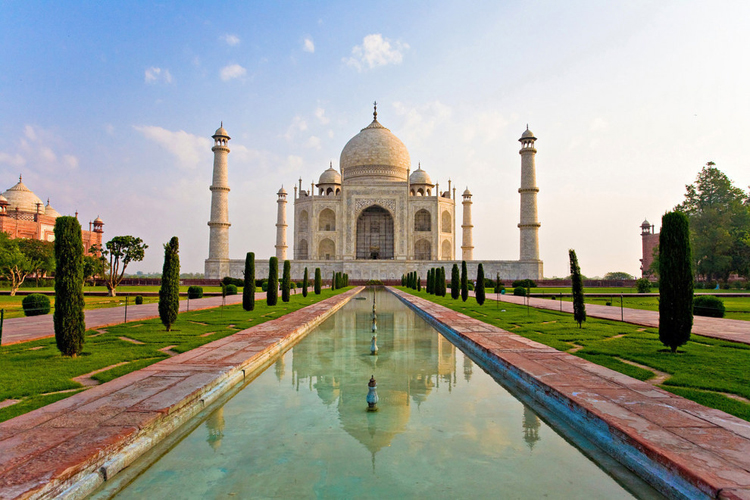 23.&nbsp;Taj Mahal, Ấn Độ

Lăng mộ bằng đá cẩm thạch trắng của Agra, Ấn Độ được xem là viên ngọc quý của nghệ thuật Hồi giáo và cũng là nguồn cảm hứng cho cung điện của quốc vương trong bộ phim Aladdin. Được xây dựng vào năm 1632-1653 để tưởng nhớ người vợ thứ 3 của hoàng đế Shah Jahan, Taj Mahal đã trở thành một kiệt tác của thế giới.
