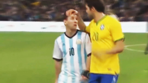 Video: Kaka xoa đầu an ủi Messi - 1