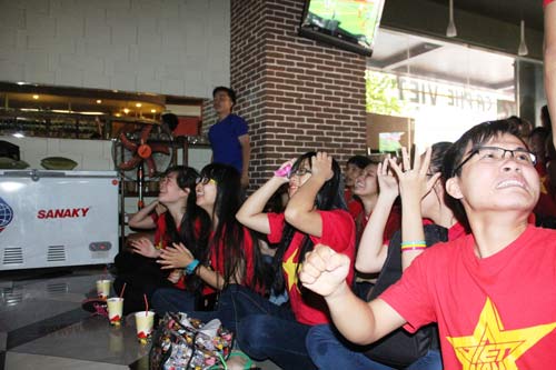 Nhìn lại phút “phát cuồng” của fan Việt dõi theo U19 - 2