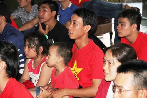 Nhìn lại phút “phát cuồng” của fan Việt dõi theo U19 - 3