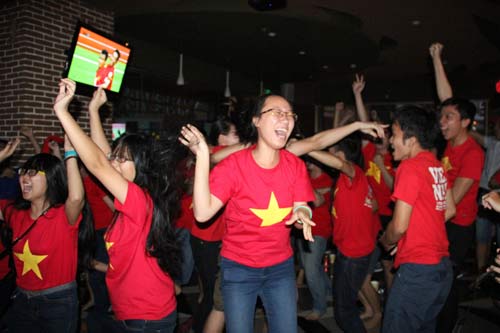 Nhìn lại phút “phát cuồng” của fan Việt dõi theo U19 - 5