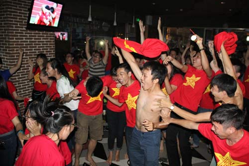 Nhìn lại phút “phát cuồng” của fan Việt dõi theo U19 - 7