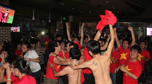 Nhìn lại phút “phát cuồng” của fan Việt dõi theo U19 - 8