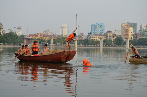 Hà Nội: Thả lưới mò xác nạn nhân dưới hồ Hoàng Cầu - 1