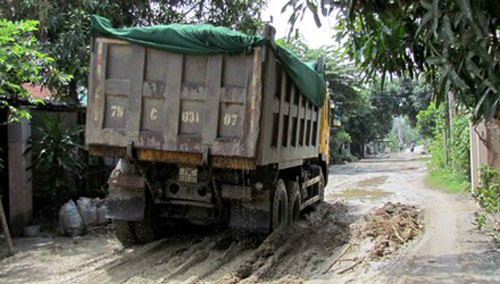 Đường nát, dân khổ vì xe quá tải - 1