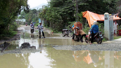 Đường nát, dân khổ vì xe quá tải - 2